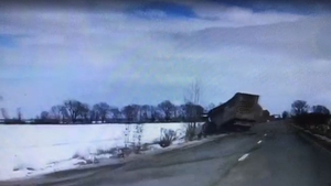 Imagini terifiante, impact devastator în Brașov! Tirul se răstoarnă peste mașina care-l depășește! VIDEO