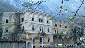 ANAF a decis să scoată la vânzare acest hotel din Băile Herculane despre care se spune că e bântuit! Iată de la ce sumă fabuloasă porneşte licitaţia