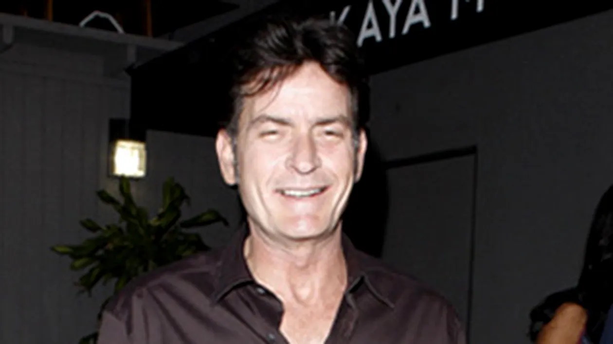 Charlie Sheen isi cere iertare de la Ashton Kutcher: Nu esti praf, frate