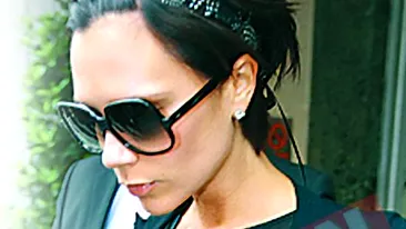 Victoria Beckham cu sanii la vedere