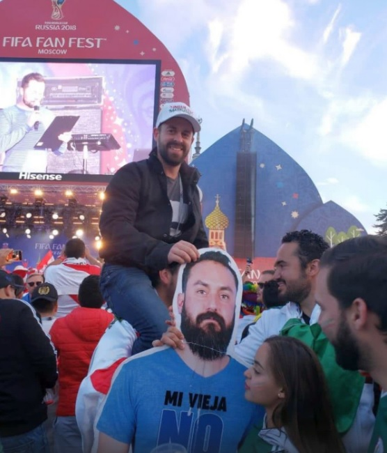 A strâns bani 4 ani pentru a merge la Campionatul Mondial de Fotbal, dar soția nu l-a lăsat să plece în Rusia. Prietenii bărbatului din Mexic au făcut însă un gest incredibil