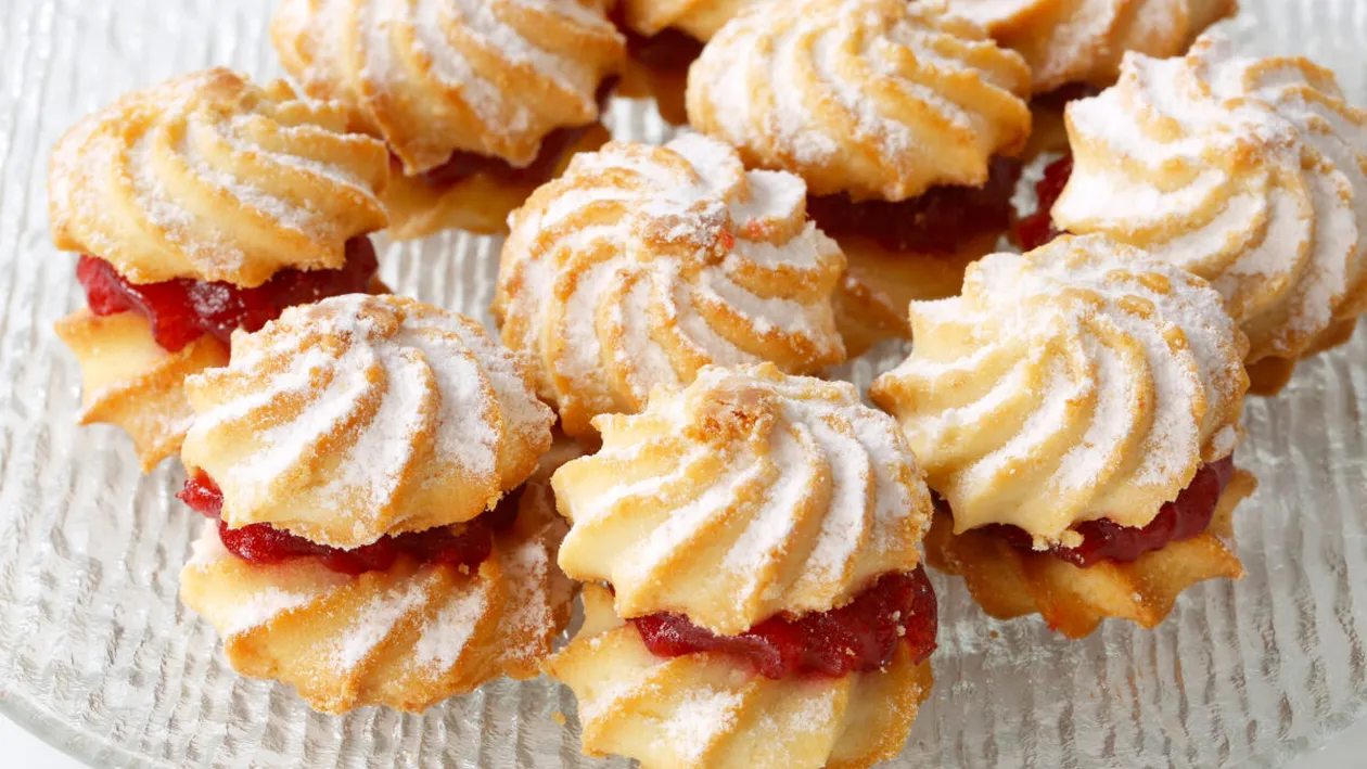 Fursecuri din 3 ingrediente: rețeta ieftină și rapidă. Se coc în doar 20 de minute!