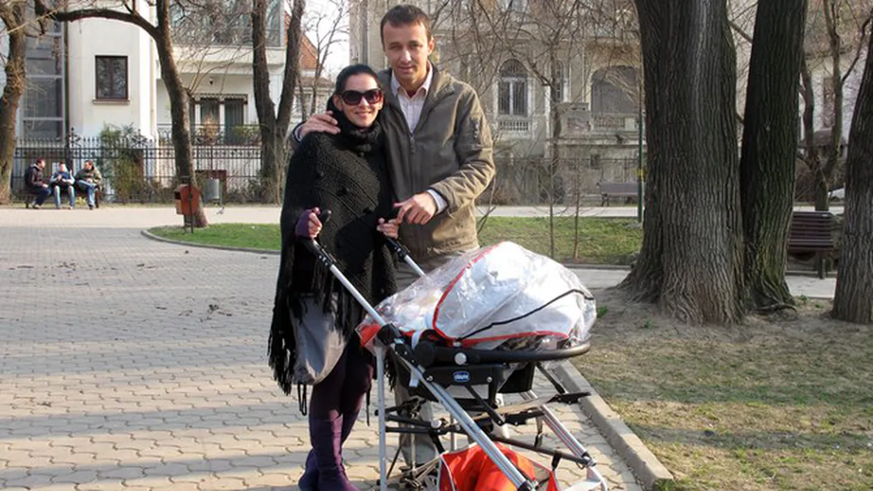 Analia Selis si-a scos fetita la plimbare in parc!