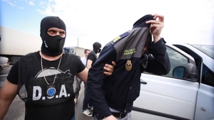 Trei străini care au vrut să intre în țară ascunși sub un autocar, prinși de polițiștii de frontieră