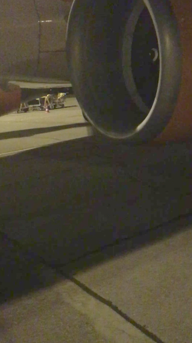 A filmat un moment şocant, chiar înainte ca avionul să decoleze! Ce făcea de fapt un tehnician care fusese chemat să repare motorul