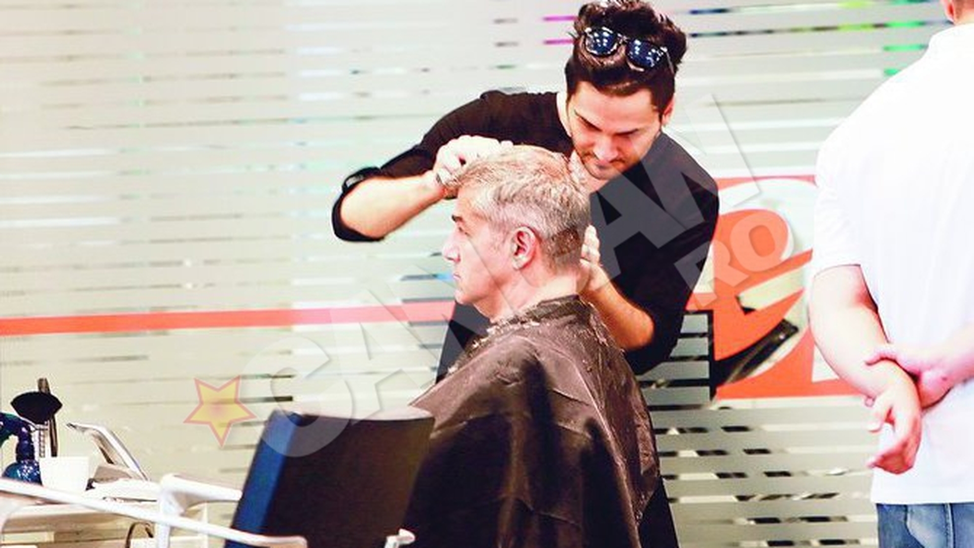 VIDEO Dan Bittman este cochet! Se ferchezuieste la salon