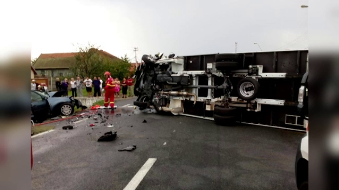 Trei persoane au murit pe loc într-un accident produs în Timiș! Șoferul unui Logan a adormit și a intrat pe contrasens