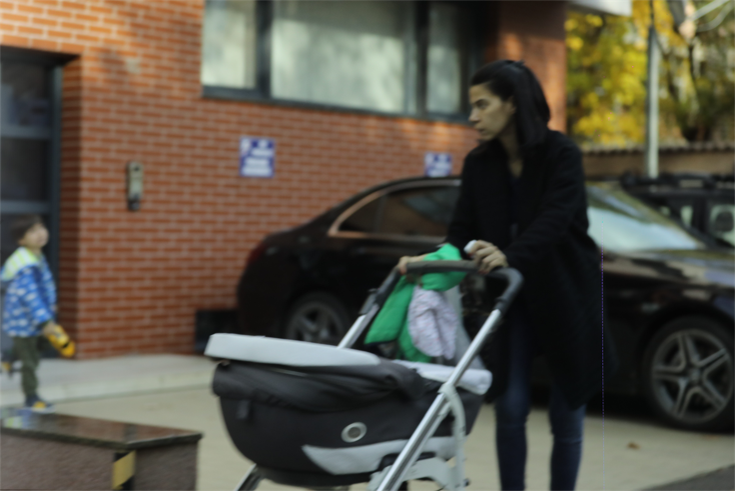 Irina Mohora împinge căruciorul unde se află Zara Elena, dar e cu ochii și după Zian