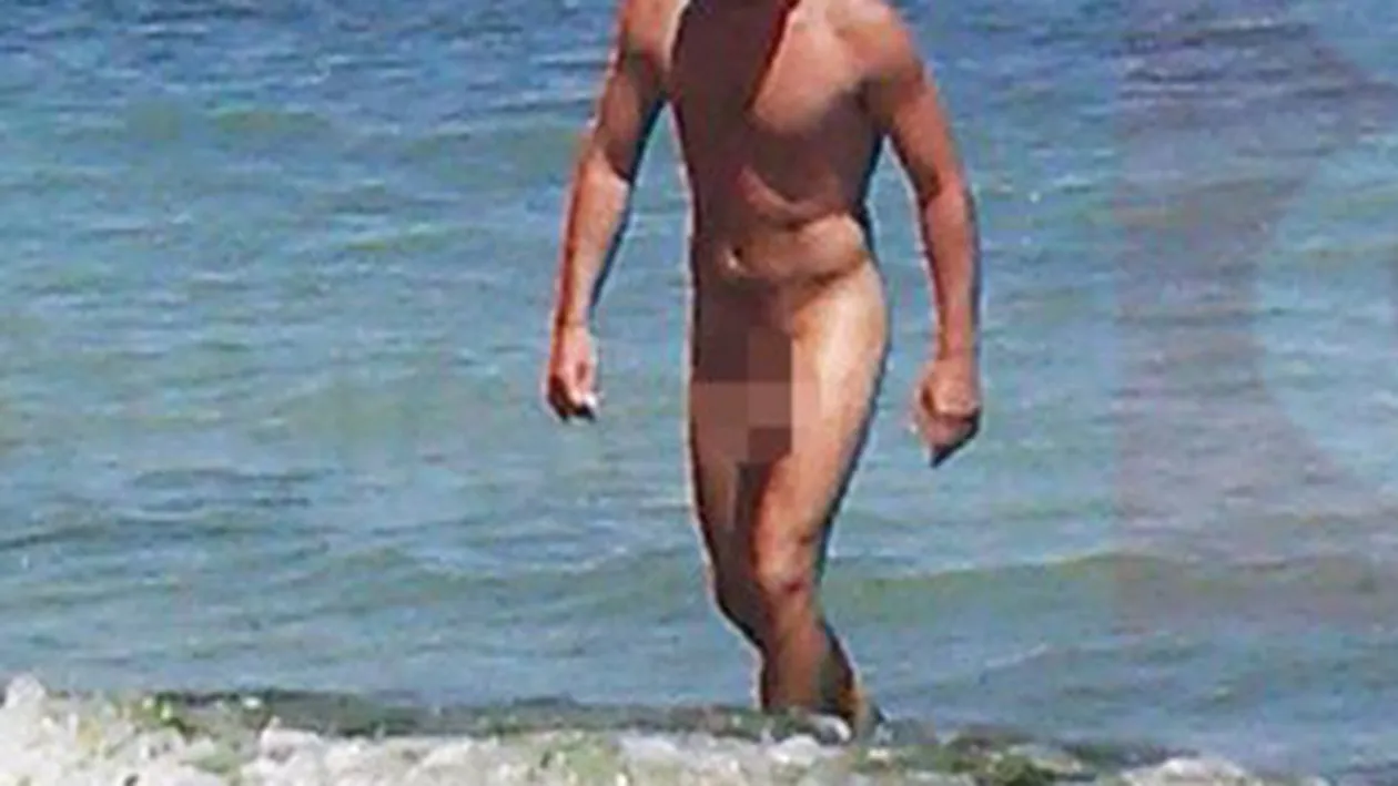 O să rămâi uimit! Ce cântăreţ din România a fost fotografiat pe o plajă de nudişti! Cum a reacţionat după ce a văzut imaginile