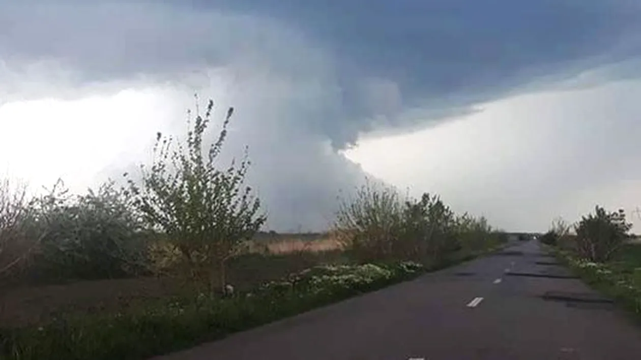 O nouă tornadă, filmată aseară în România. Cel puţin 10 case au rămas fără acoperişuri. VIDEO