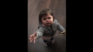 VIDEO VIRAL | Cum reacționează o fetiță de un an din Iași când tatăl ei îi da 200, 100 și 50 de lei. Dar să vezi cum face când primește doar 1 leu
