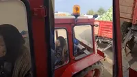 O bătrână muncește la 82 de ani ca în floarea vârstei. Femeia a fost filmată în timp ce transporta tone de varză cu tractorul