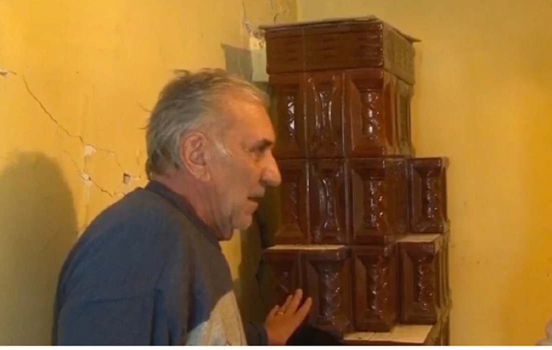 Cu lacrimi în ochi, un bătrân din Gorj povestește clipele de groază prin care a trecut după cutremurul de 5,7 grade: ”Vedeam cum se zguduie casa”