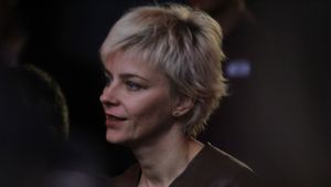 Ramasa somera de jumatate de an, Gianina Corodan isi umple timpul cum poate mai bine! Vezi cum se... distreaza mai nou vedeta TV!