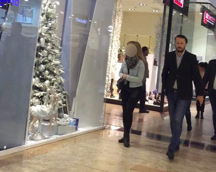Cici de la Sistem a ieşit în oraş cu o blondă, dar nu a făcut nici cel mai mic gest de afecţiune