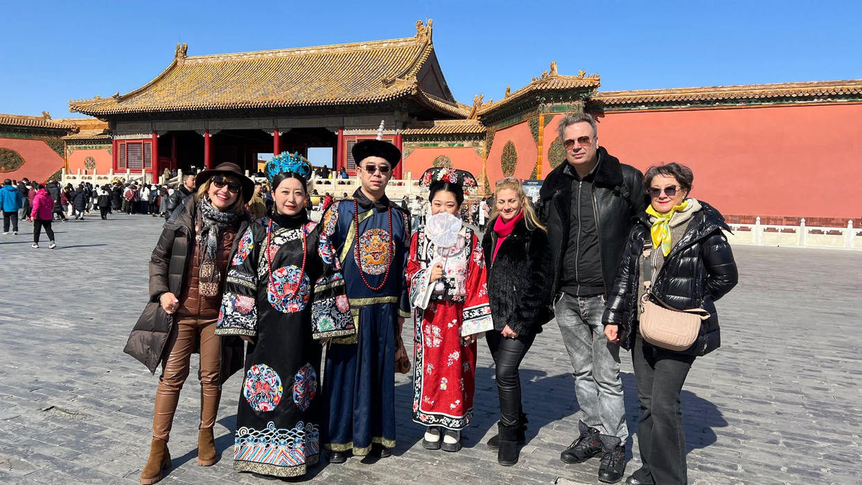 Artiști români în China