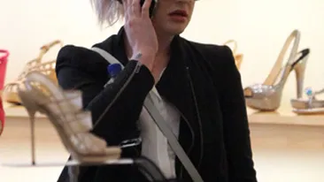 Kelly Osbourne e innebunita dupa shopping! Ia uite-o cum isi alege pantofii!