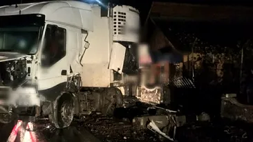 Accident teribil în Dâmbovița. Două tiruri s-au ciocnit și au rupt gardurile mai multor case