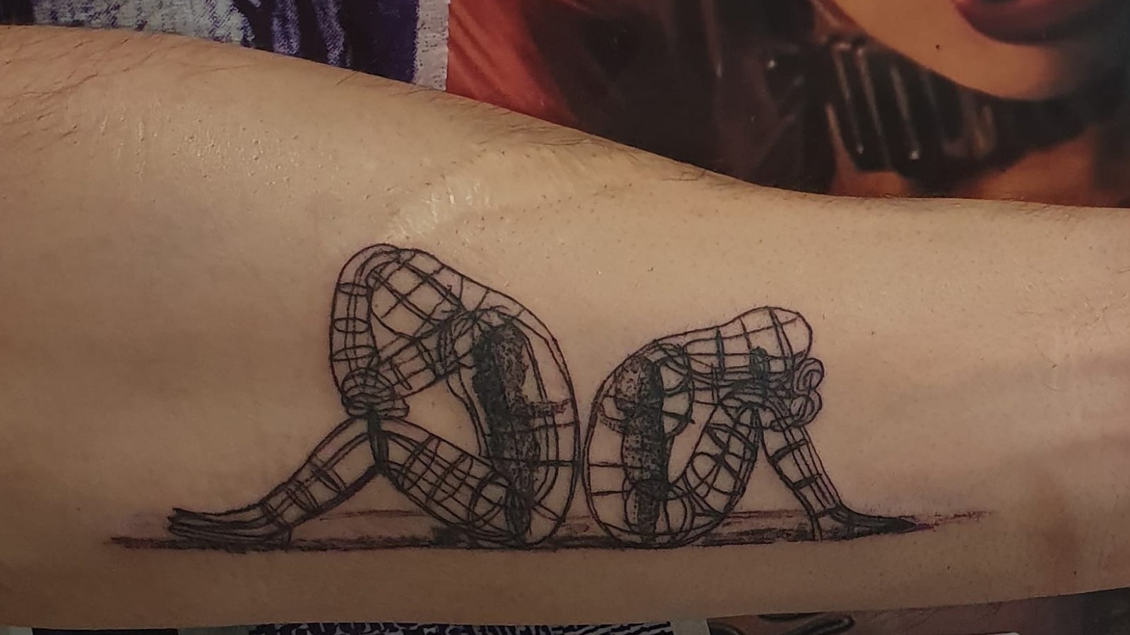 (P) Minimalism cu mușchi: Tatuaje mici, impact mare pentru bărbați