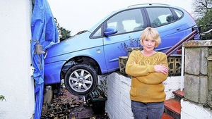 Accidentul stupid al unei englezoaice. A parcat in zidul casei