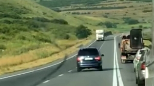 Un șofer din Botoșani a văzut o mașină haotică în trafic și a sunat la Poliție. Cine era la volan, de fapt