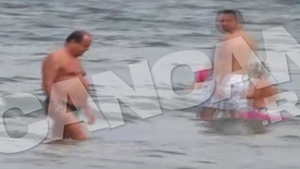 Ipostaze INEDITE la malul marii! Uite cum s-a lipit bronzul de Mircea Geoana