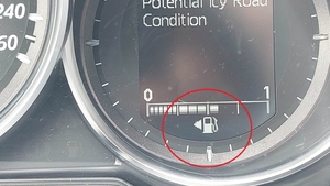 Ce indică săgeata de lângă pompa de benzină din bordul unei maşini? Puțini șoferi știu