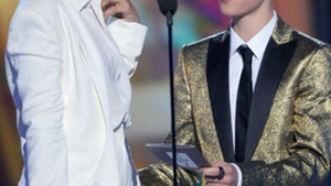 Cel mai fierbinte zvon din showbiz: Rihanna s-a culcat cu Bieber!