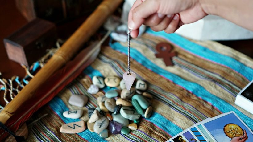 Horoscop rune 7 ianuarie 2026. Runa Algiz ne îndeamnă să nu luăm decizii pripite