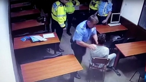 Un bărbat a fost bătut crunt la Secția 16 de Poliție din București! VIDEO