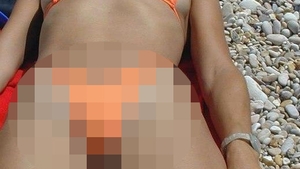 Cum s-a facut de ras o tanara in Mamaia! A aparut pe plaja cu bikini cu 3 numere mai mici si toata lumea i-a facut poze!