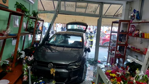 Incident șocant în Alba Iulia! O mașină a intrat într-o florărie, cu o femeie luată pe capotă