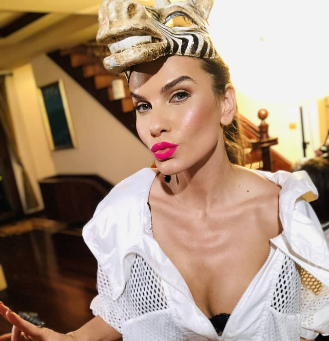 Goana dupa like-uri: Anna Lesko s-a pozat în sutien lângă bradul de Crăciun ?