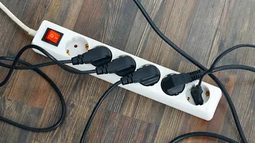 Ce electrocasnic trebuie scos din priză peste noapte? Consumă mai mult decât crezi