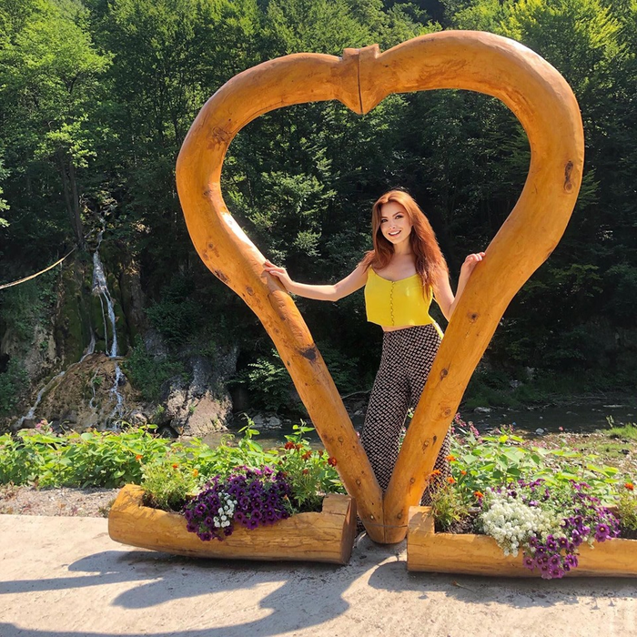Elena Gheorghe, o mămică extrem de sexy. Cum arată artista în costum de baie