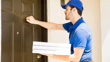 O femeie din Bârlad a comandat o pizza și a așteptat două ore. Când a deschis cutia a avut parte de surpriza vieții ei!