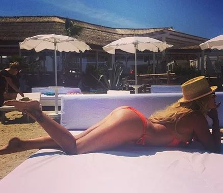 În 2014, Delia a ales să își pună în valoare bronzul exotic cu ajutorul unui monokini orange © divahair.ro
