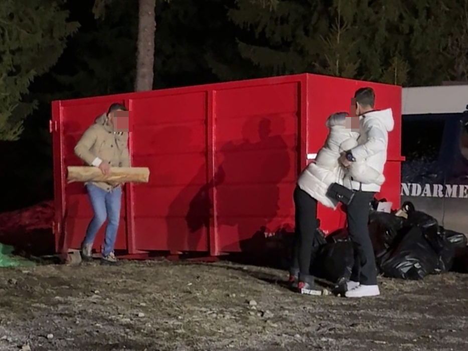 A așezat-o pe sacii cu gunoi / (Sursa: CANCAN.RO)