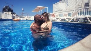 Însărcinată în 7 luni, Andreea Ibacka s-a distrat la piscină într-un costum de baie sexy. Detaliul rușinos pe care nu l-a putut ascunde