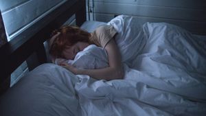 Cu ce probleme s-ar putea confrunta persoanele care dorm 5 ore pe noapte. Cercetătorii au descoperit răspunsul