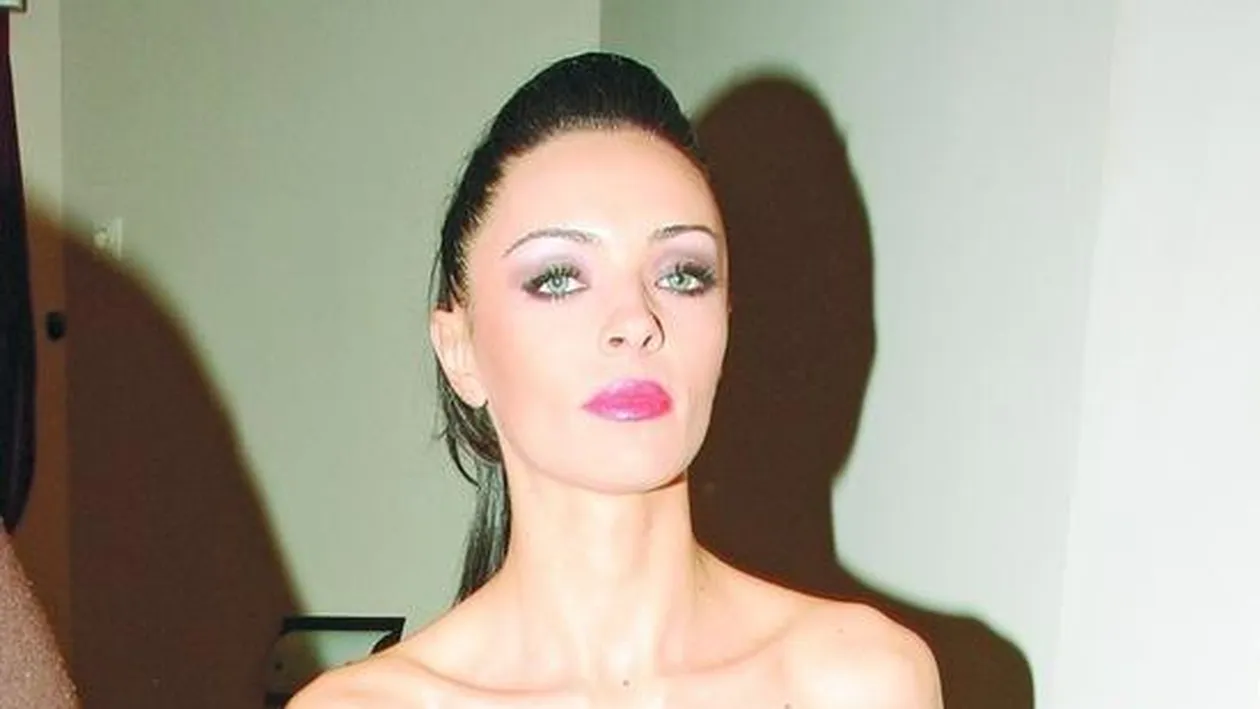 A umilit-o pe Oana Roman