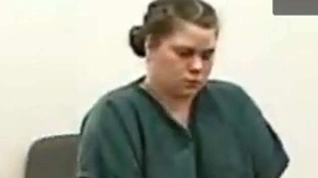 VIDEO Gestul inconştient al acestei mame a adus-o direct după gratii! Uite cum îi dă fiului ei de doi ani să fumeze marijuana