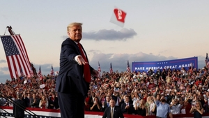 Donald Trump a aruncat măști, la prima apariție în public după infectare: „Sunt imun”. VIDEO
