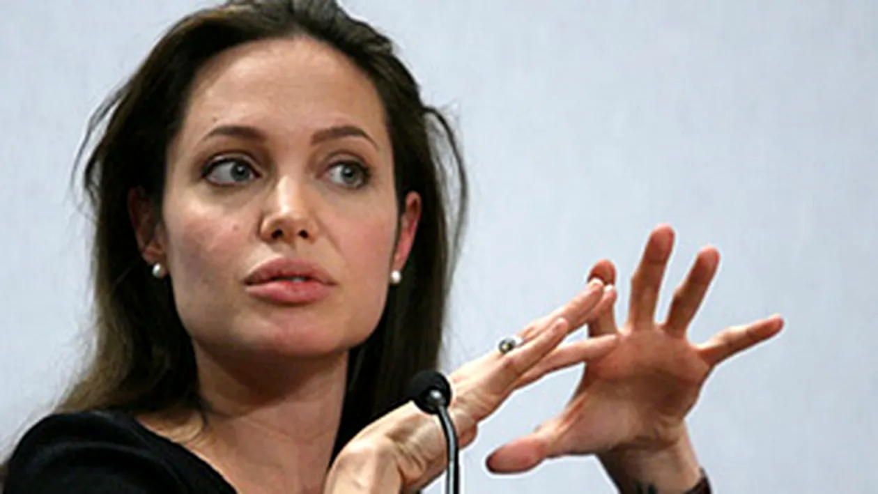 Asta e ultima fita din RATB! Angelina Jolie le da sfaturi calatorilor din mijloacele de transport!