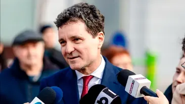 Nicușor Dan, surprins în pijamale pe stradă, în miezul zilei. Imaginile care s-au viralizat