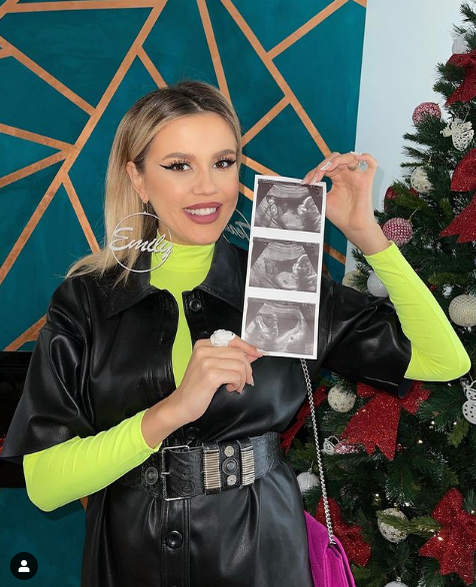 Emily Burghelea și-a lăsat fanii mască! A pozat goală și a urcat fotografia pe Instagram