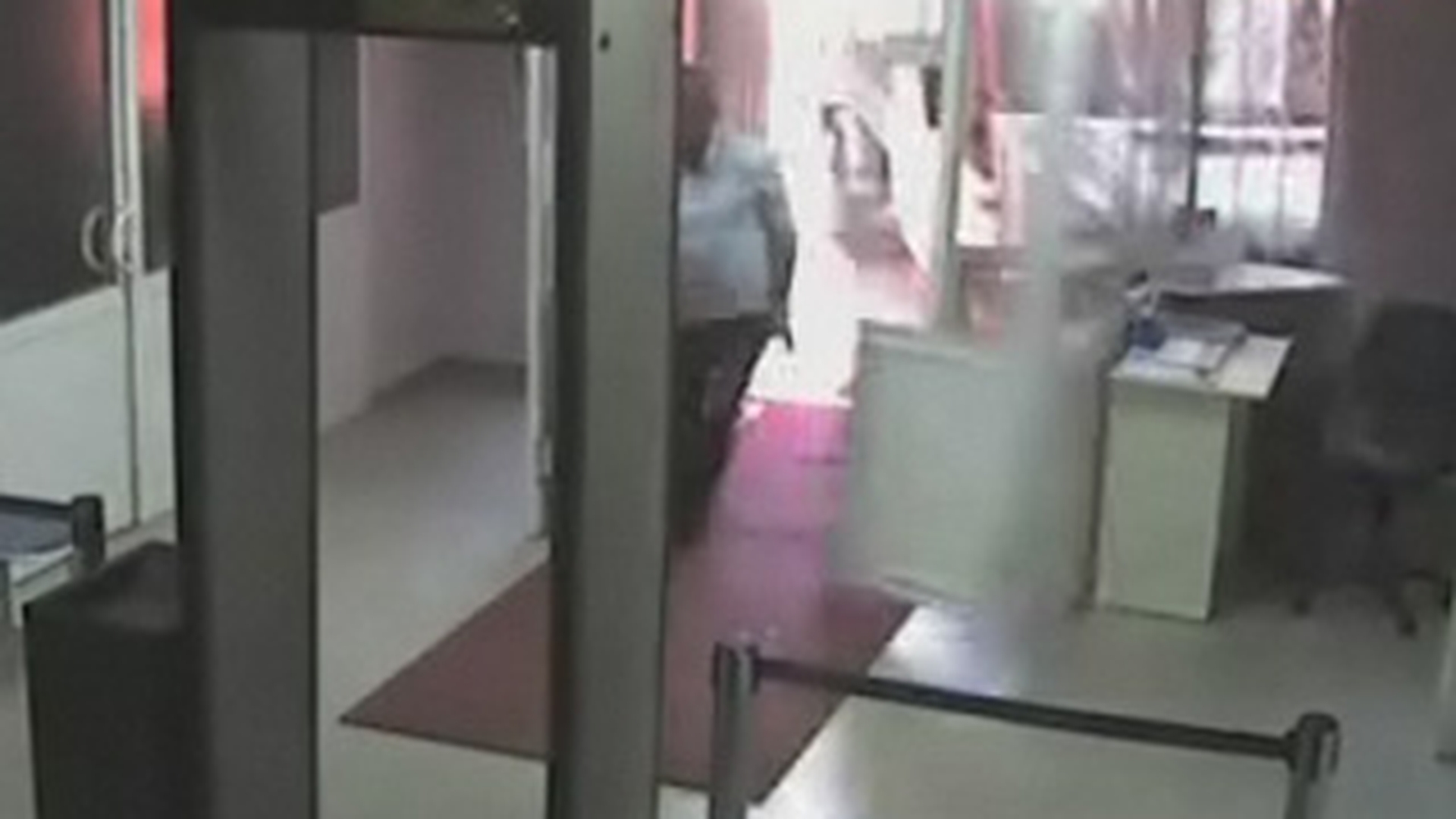 VIDEO Mai iute ca moartea! A supravietuit dupa ce era sa fie lovit de o duba scapata de sub control