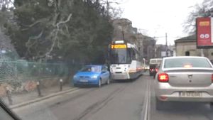 Ce a făcut un vatman din București după ce s-a trezit cu un Opel albastru parcat pe linia de tramvai. A intrat în magazinul de vis-a-vis și a zis: "Buna ziua, mă scuzați, sunt și eu cu tramvaiul"