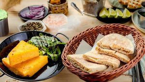 Nu e o glumă! Cât costă o porție de mămăligă, pâine sau un sos la Taverna Racilor by Pescobar