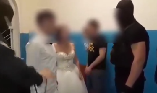 Mire şi mireasă, SĂLTAŢI de MASCAŢI de la propria nuntă! Imagini din timpul intervenţiei